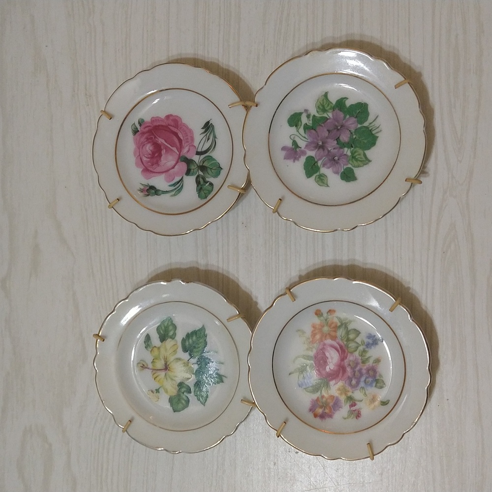 Vintage Pair of 4 Small Floral Decorative Plates with Gold Trim Made In Japan